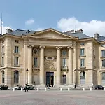 Antique-Style Flat In Val-De-Grace